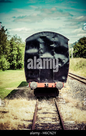 Nostalgique, old abandoned train sur des rails de chemin de fer Banque D'Images