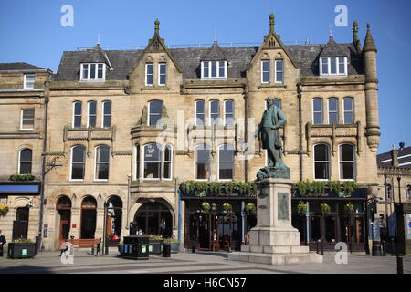 Château et Robert Peel statue, La Roche, Bury Banque D'Images