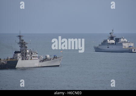 La marine indienne Guided-Missile corvettes en Baie du Bengale, Inde Banque D'Images