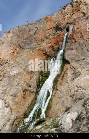 Cascade artificielle de l'eau excédentaire provenant de l'usine de dessalement dans le Rocher de Gibraltar Banque D'Images