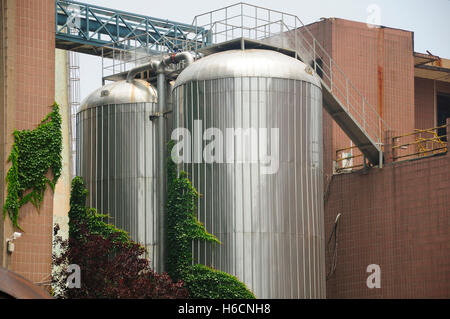 Les grandes distilleries sur l'extérieur de l'usine de bière Tsing Tao à Qingdao en Chine. Banque D'Images