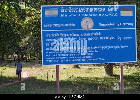 Déminage par le Centre d'action antimines du Cambodge, panneau + agriculteur, Temple, Boeng Mealea, alias Boeng Mealea, Siem Reap, Cambodge Banque D'Images