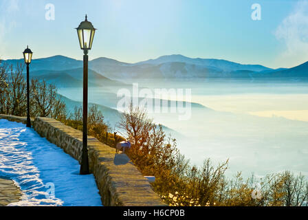 Le matin d'hiver brumeux dans les montagnes de Kastoria, Grèce. Banque D'Images