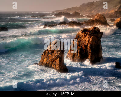 Les vagues, et des rives du lac au coucher du soleil. Garrapata State Park, Californie Banque D'Images