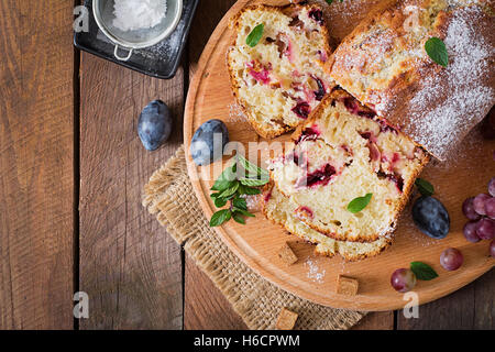 Juteux et tendre cupcake avec des prunes et raisins Banque D'Images