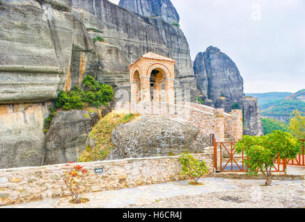 Petit clocher du monastère de Saint Nicolas Anapausas situé sur le haut de son rocher, la Grèce. Banque D'Images