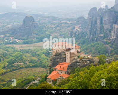 Vue aérienne sur le Saint Monastère de Rousanou et de montagnes, la Grèce. Banque D'Images