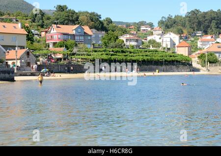 Les gens à la plage du village de Combarro, dans la province de Pontevedra, Galice, Espagne Banque D'Images