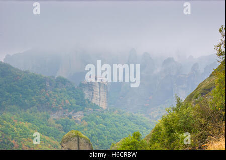 La vue panoramique sur le Monastère de Varlaam dans la brume, la Grèce. Banque D'Images