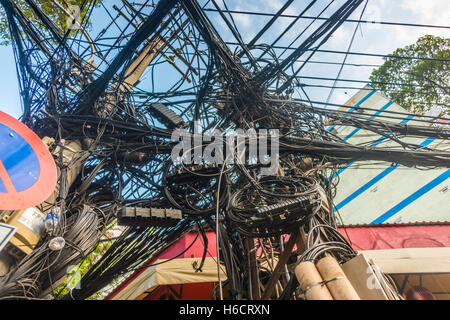 Ensemble de chaotique lignes électriques et téléphoniques, Ho Chi Minh City, Vietnam Banque D'Images