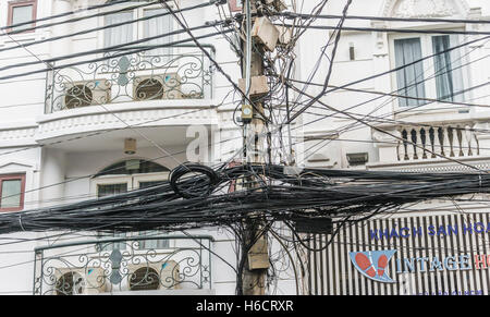 Ensemble de chaotique lignes électriques et téléphoniques, Ho Chi Minh City, Vietnam Banque D'Images