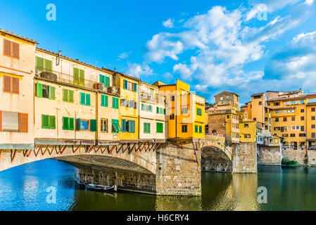 Le Ponte Vecchio sur l'Arno, Florence, Toscane, Italie Banque D'Images