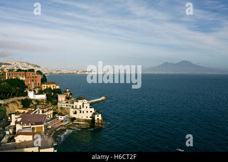 Vue panoramique sur le golfe de Naples et le volcan Vésuve de Posillipo, Campanie, Italie, Europe Banque D'Images