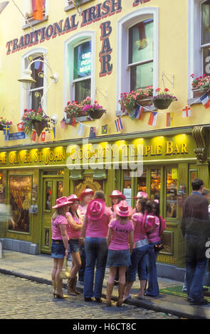 Les jeunes femmes sur hen night, habillé, en face d'un pub, Temple Bar, Dublin, Irlande, Europe Banque D'Images