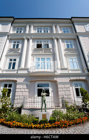 Statue de Herbert von Karajan en face de la maison de ses parents sur Elisabethkai, Salzburg, Autriche, Europe Banque D'Images