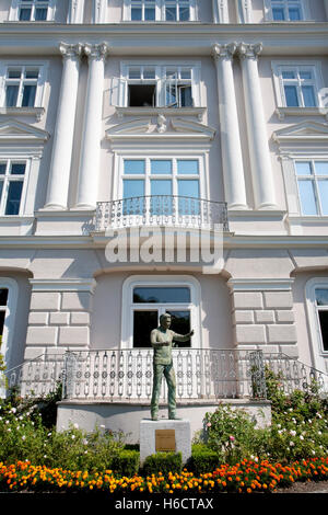 Statue de Herbert von Karajan en face de la maison de ses parents sur Elisabethkai, Salzburg, Autriche, Europe Banque D'Images