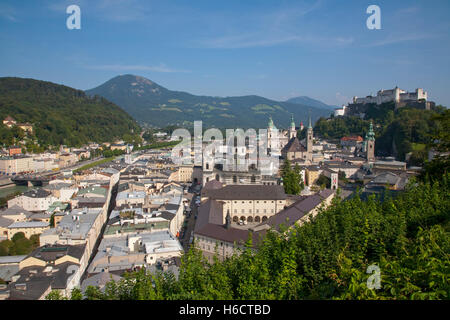 Vue sur le centre-ville de la Festung Hohensalzburg fortress, Panorama, Salzbourg, Autriche, Europe Banque D'Images