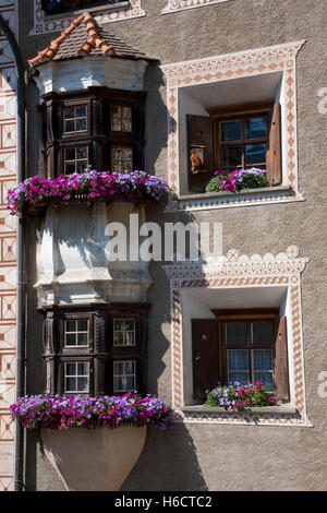 Façade de maison décorée à Pontresina, murales, baie vitrée, fleurs, Engadine, Grisons, Suisse, Europe Banque D'Images