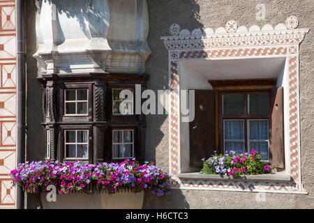 Façade de maison décorée à Pontresina, murales, baie vitrée, fleurs, Engadine, Grisons, Suisse, Europe Banque D'Images