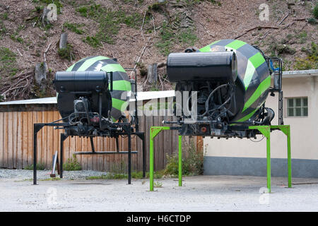 Camion deux bétonnières sur pilotis, ressemblant à de grands insectes, Grisons, Suisse, Europe Banque D'Images