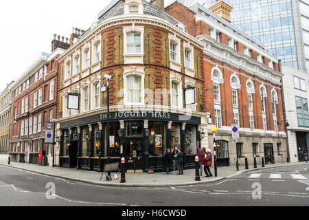 Gastropub britannique traditionnel dans le style de Londres avec des clients en dehors de boire Banque D'Images