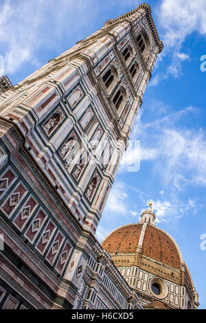 Coupole de Brunelleschi et le clocher de Giotto à Florence, Italie. À partir de l'angle inférieur. Journée d'été avec un peu de nuage Banque D'Images