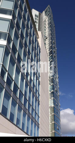 Les bureaux et l'Obel Tower (plus haut édifice en vue) à Donegall Quay à Belfast , Irlande du Nord. Banque D'Images