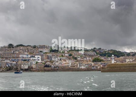 Cliché pris sur la mer en revenant sur le village de pêcheurs de St Ives en Cornouailles Banque D'Images