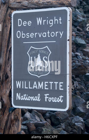 Dee Wright signe Observatoire, McKenzie Pass-Santiam Pass National Scenic Byway, forêt nationale de Willamette, Oregon Banque D'Images