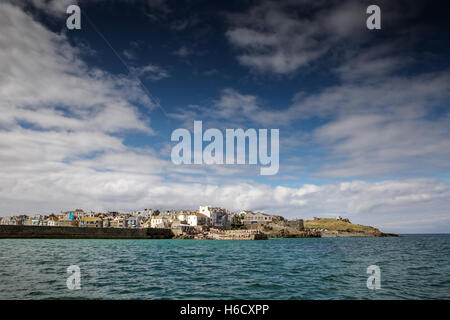 Cliché pris sur la mer en revenant sur le village de pêcheurs de St Ives en Cornouailles Banque D'Images