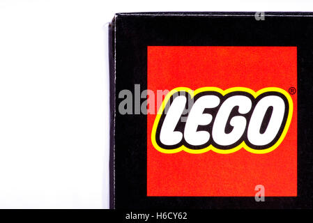 Londres, Royaume-Uni - 21 octobre 2016 : un gros plan de la Compagnie Lego logo sur l'emballage d'un de leurs produits. Banque D'Images