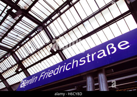 C'est signer décrivant la station Friedrichstrasse de Berlin dans le chemin de fer. Banque D'Images