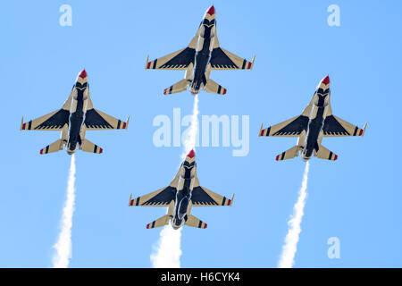 Quatre en formation -- United States Air Force Thunderbirds Banque D'Images