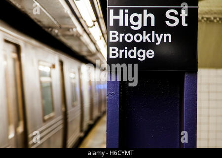 Subway train approchant derrière l'enseigne représentant c'est la High Street station Pont de Brooklyn de Brooklyn, New York. Banque D'Images
