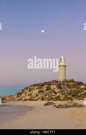 Bathurst phare sur l'île Rottnest au crépuscule du temps. L'île est situé près de Perth et Fremantle en Australie occidentale. Banque D'Images