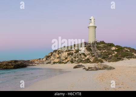 Bathurst phare sur l'île Rottnest au crépuscule du temps. L'île est situé près de Perth et Fremantle en Australie occidentale. Banque D'Images