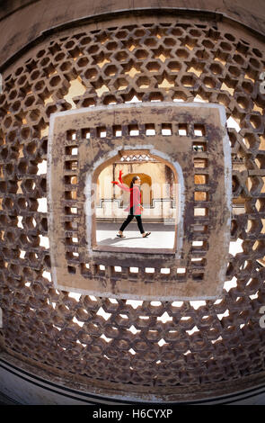 Femme avec foulard en balade dans le palais Hawa Mahal, Rajasthan, Inde Banque D'Images