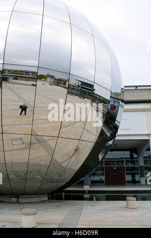 La réflexion d'une personne dans le verre réfléchissant du planétarium à Bristol la Place du Millénaire adoptée en 2016. Banque D'Images