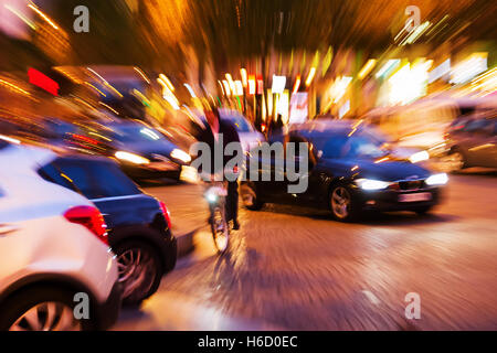 Photo avec l'appareil photo fait effet de zoom d'une scène de la circulation dans la ville la nuit Banque D'Images