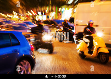 Photo avec l'appareil photo fait effet de zoom d'une scène de la circulation dans la ville la nuit Banque D'Images