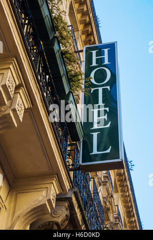 L'enseigne au néon d'un hôtel à un vieux bâtiment Banque D'Images