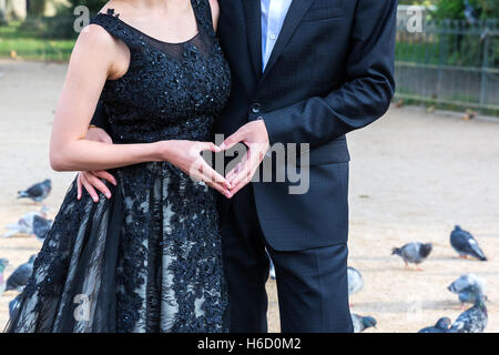 Close up of a young couple faisant un coeur avec leurs mains Banque D'Images