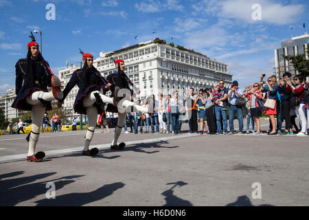 L'évolution de l'Evzones qui gardent le monument du Soldat inconnu en face du parlement hellénique, Athènes Banque D'Images