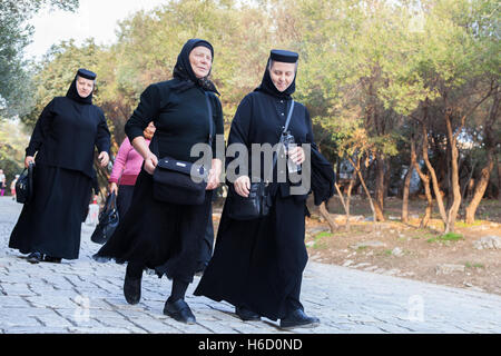 Un groupe de nonnes orthodoxes grecs marcher à Athènes Banque D'Images