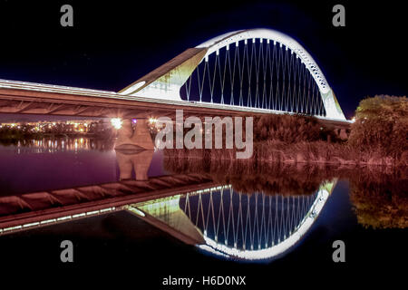 La lusitanie pont sur la rivière Guadiana, nuit à Mérida, Espagne Banque D'Images