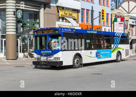 Un bus de transport en commun de Niagara Falls sur la route 104 traverse le quartier de Clifton Hill Niagara Falls, Ontario, Canada. Banque D'Images