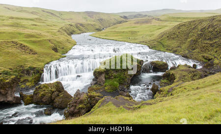 Cascade de Skogafoss, l'une des plus grandes chutes d'eau en Islande Banque D'Images