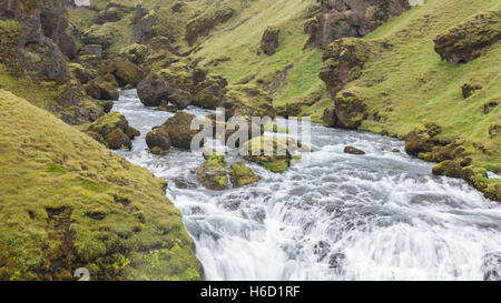 Cascade de Skogafoss, l'une des plus grandes chutes d'eau en Islande Banque D'Images