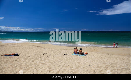 Amateurs de soleil sur la belle plage ombragée près de Baldwin Park Dpai sur Maui, Hawaii's côte-nord côté. Banque D'Images