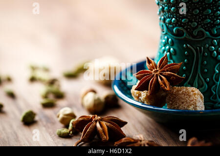 La vaisselle bleue authentique, masala thé ou boisson chaude avec des épices, selective focus sur anise stars Banque D'Images